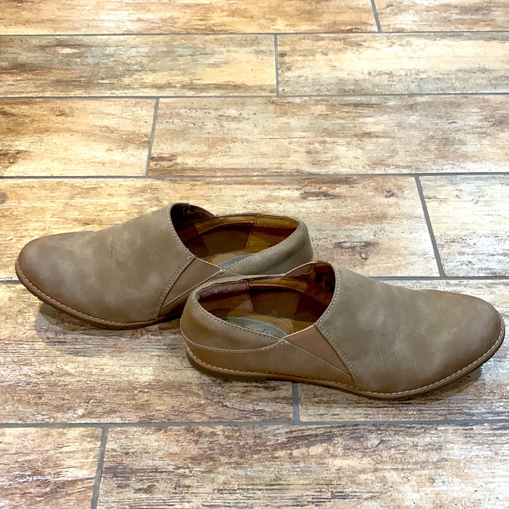 Size 9.5 tan Sofft loafers